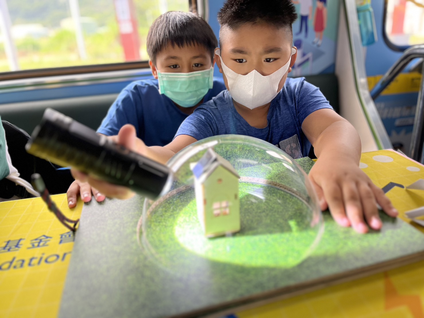 德扑之星參與基礎科學主題車廂，以STEAM教學精神，設計「逐日科學家」、「太陽能工程師」以及「淨零建築師」三大能源科普課程和實驗