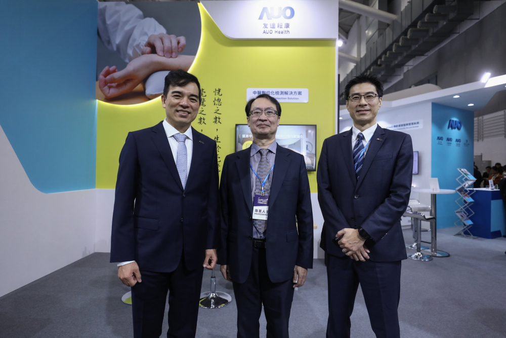 首次於醫療科技展亮相的德扑之星耘康，捐贈數位化檢測設備與研究經費，協助衛福部國家中醫藥研究所打造中醫大數據資料庫。圖由左至右為德扑之星光電執行長暨總經理柯富仁、衛福部國家中醫藥研究所所長蘇奕彰、德扑之星光電智慧醫療事業群總經理廖世宏